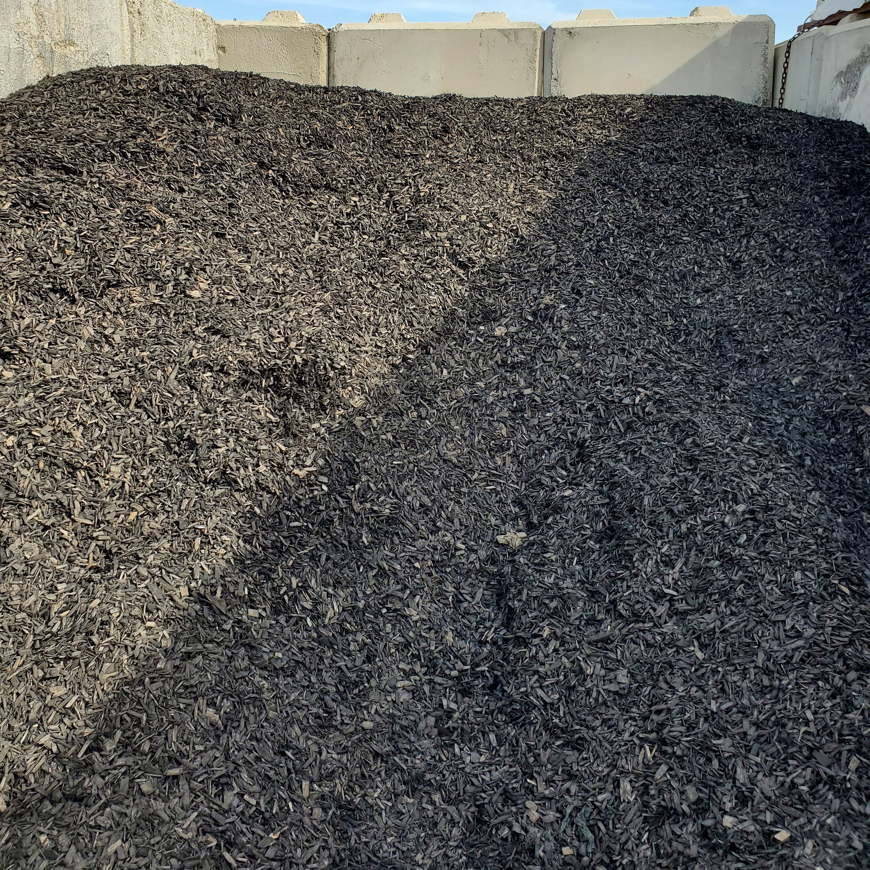 Black Mulch Calgary – Premium black mulch for garden beds, tree rings, shrub beds, landscape borders, moisture retention, and weed suppression. Bulk loose delivery available throughout Calgary and surrounding areas. Order black mulch online.